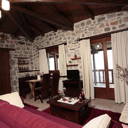Efharis Filoxenon Apartment Feneos Exterior photo