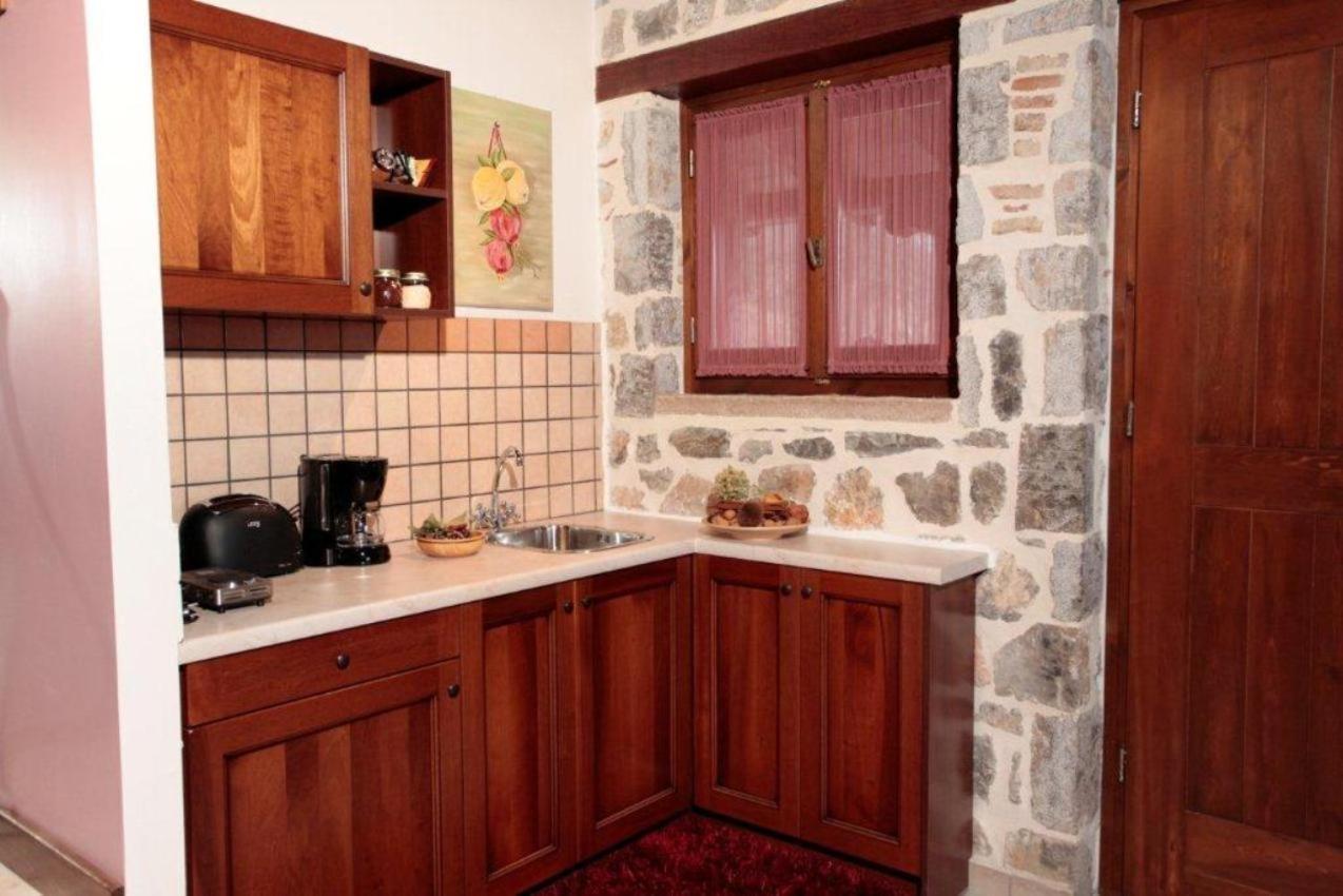 Efharis Filoxenon Apartment Feneos Exterior photo